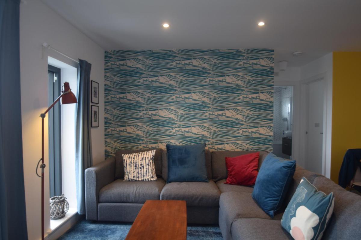 Flat 2 High Tide House - Stylish flat with large terrace and incredible sea views - Housity