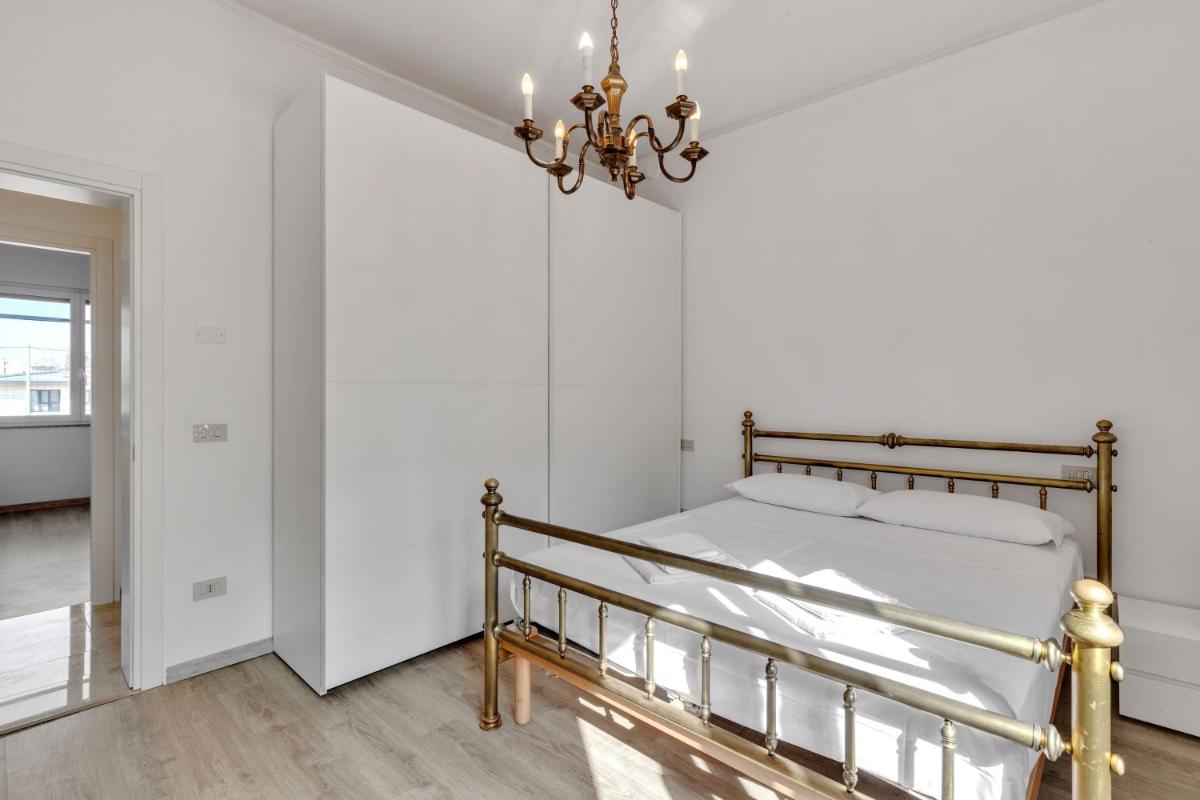 Elegant Blue Apartment - Housity