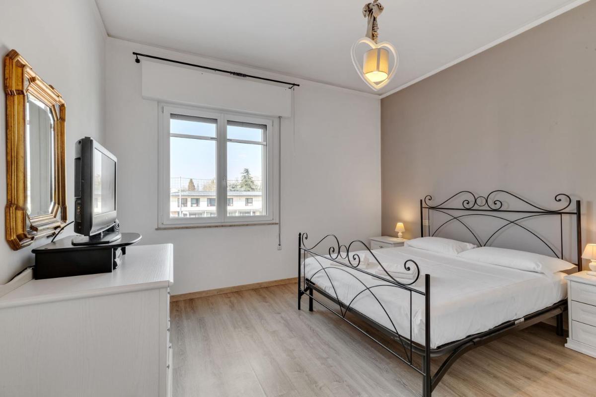 Elegant Blue Apartment - Housity