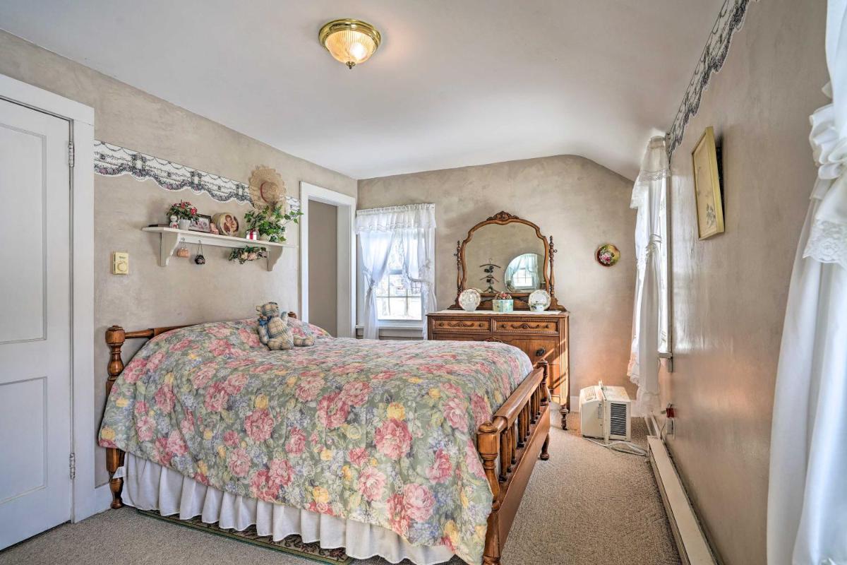 Walk to Chautauqua Lake Mayville Getaway! - Housity