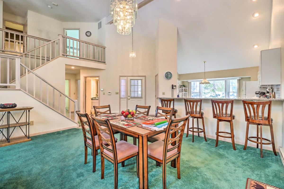 Grand Pocono Pines Home about 2 Mi to Golf Course - Housity