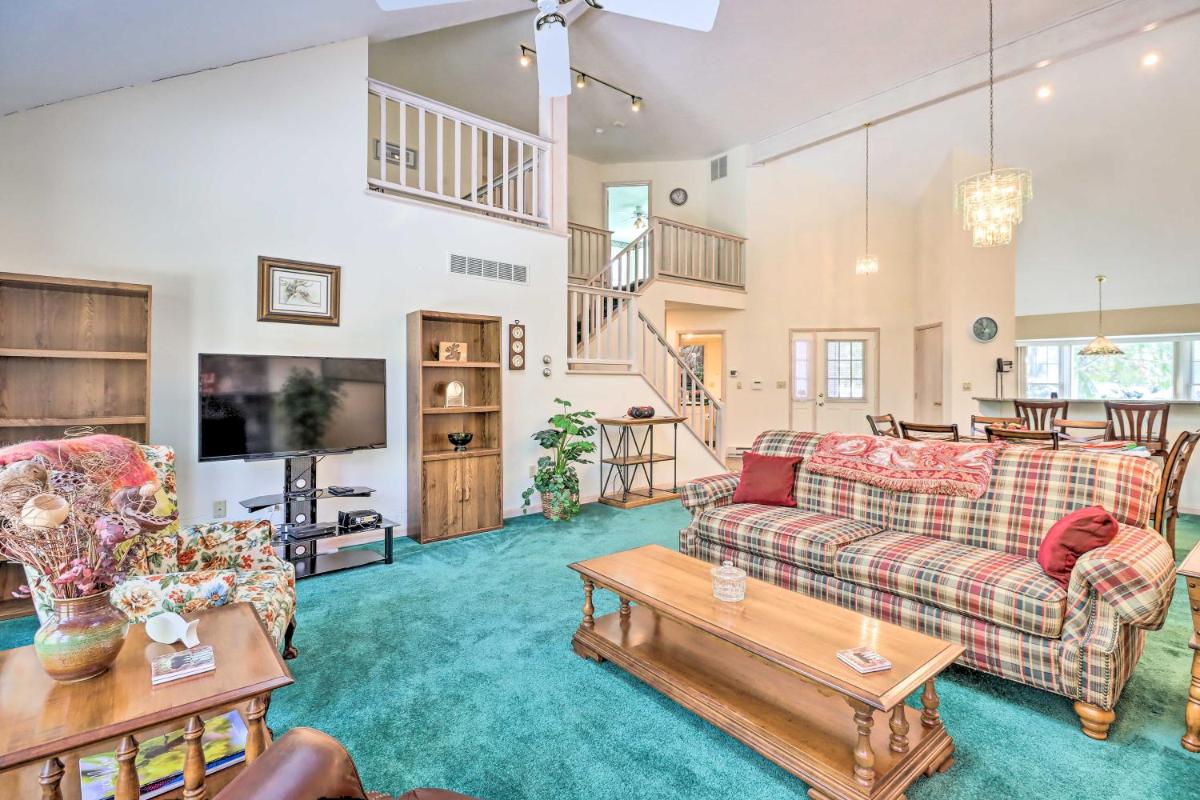 Grand Pocono Pines Home about 2 Mi to Golf Course - Housity