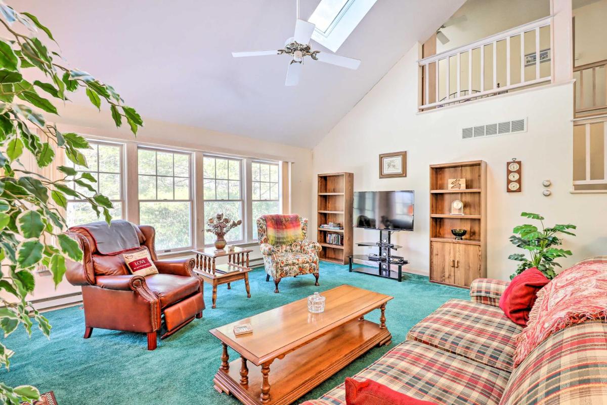 Grand Pocono Pines Home about 2 Mi to Golf Course - Housity