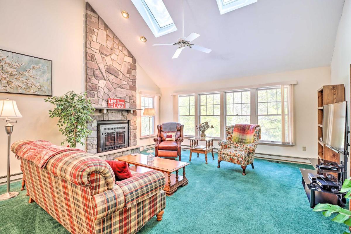 Grand Pocono Pines Home about 2 Mi to Golf Course - Housity