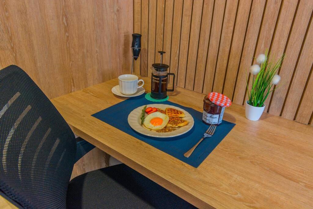 Luxury Suite in El Poblado Co-Work, Gym, Fast WiFi - Housity