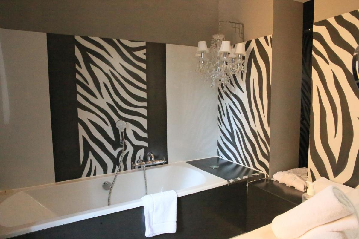Salle de bains dans l'établissement Le Castellas Hotel & SPA - TERITORIA