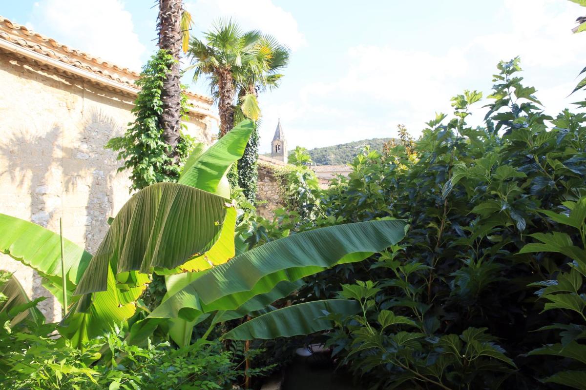 Jardin de l'établissement Le Castellas Hotel & SPA - TERITORIA