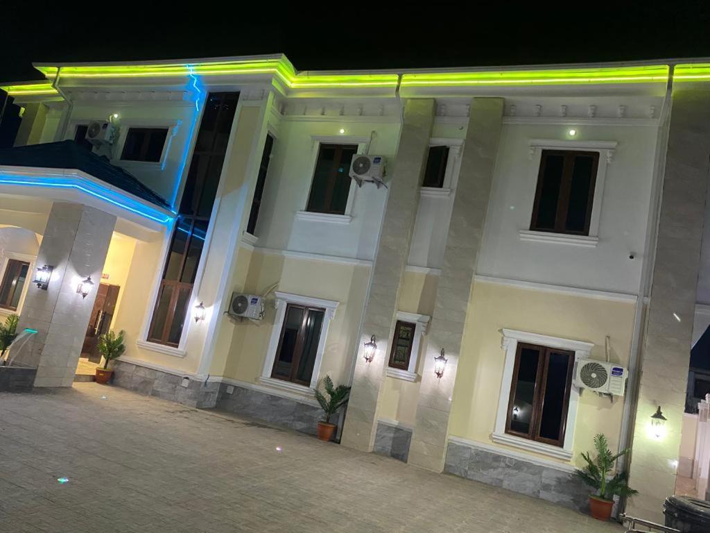 De Vegas , Nnewi - Housity