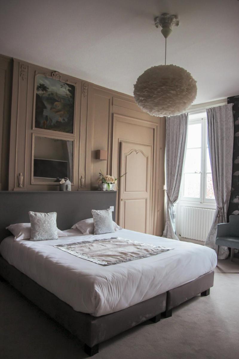 Un ou plusieurs lits dans un hébergement de l'établissement Hôtel Le Petit Périer