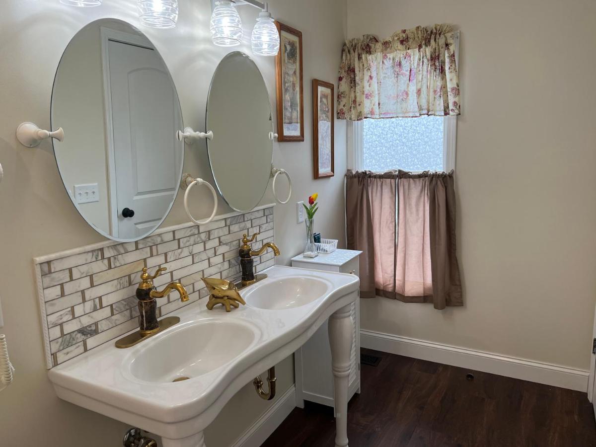 Holland Farmhouse Inn B&B - Housity