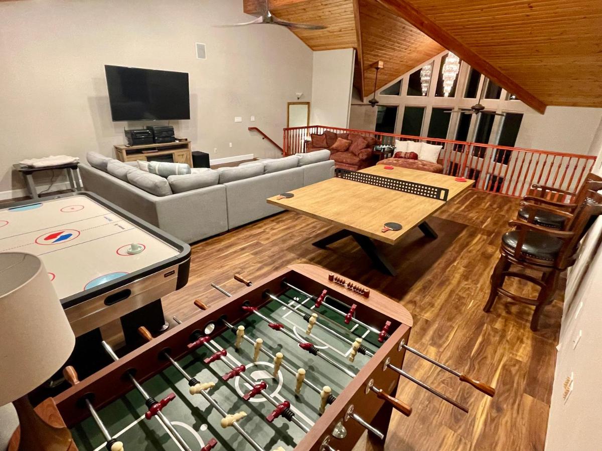 Stunning 3,400 sq ft Lake House w Boat Dock, Sauna, Steam Shower, and More - Housity