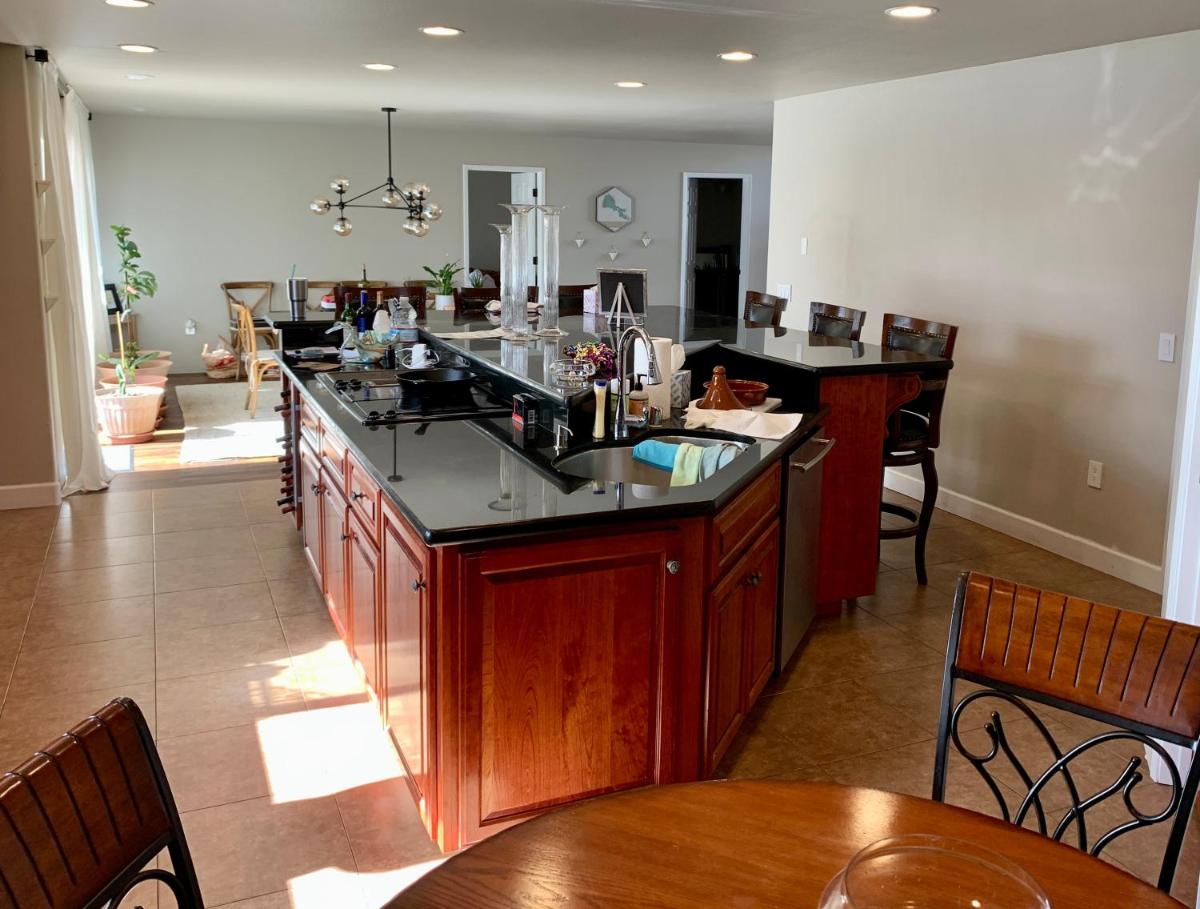 Stunning 3,400 sq ft Lake House w Boat Dock, Sauna, Steam Shower, and More - Housity