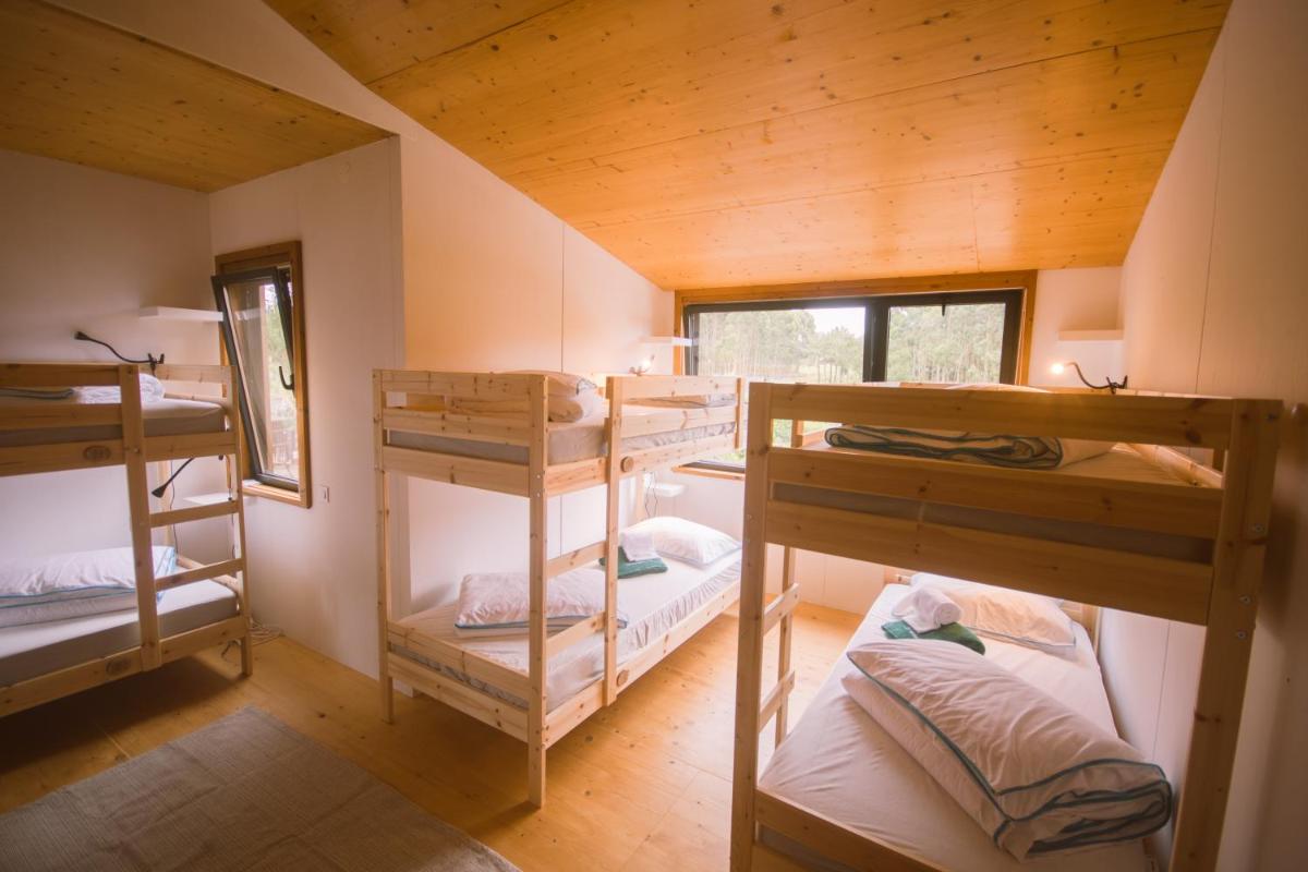 Uma cama ou camas num quarto em Bukubaki Eco Surf