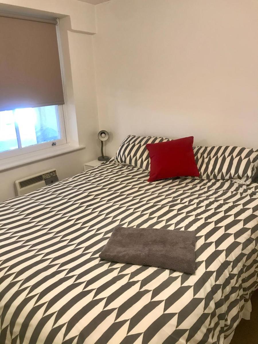 Central 2 Bed, 2 Bathrooms, Ground Floor Apartment with Parking - Housity