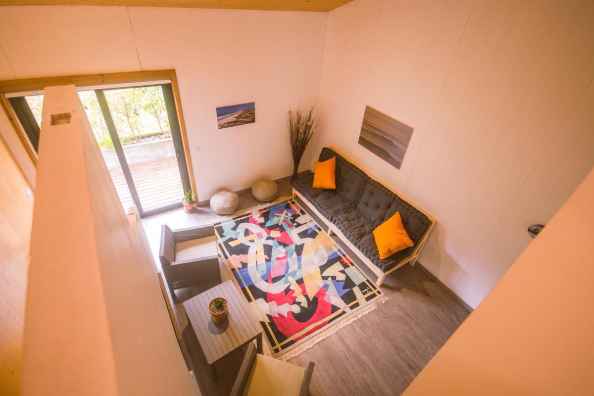 Uma área de estar em Bukubaki Eco Surf