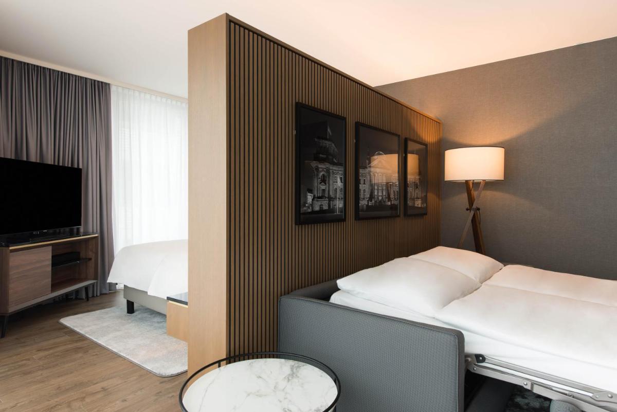 TV/Unterhaltungsangebot in der Unterkunft Radisson Collection Hotel, Berlin
