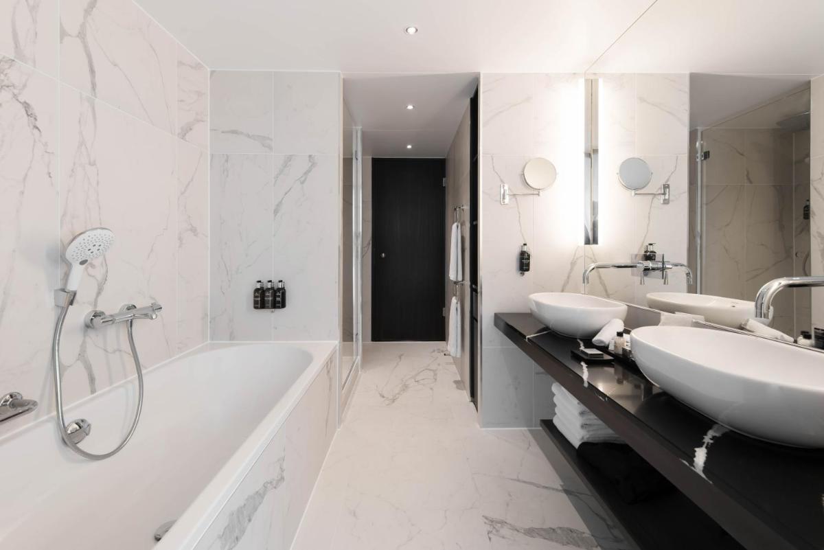 Ein Badezimmer in der Unterkunft Radisson Collection Hotel, Berlin