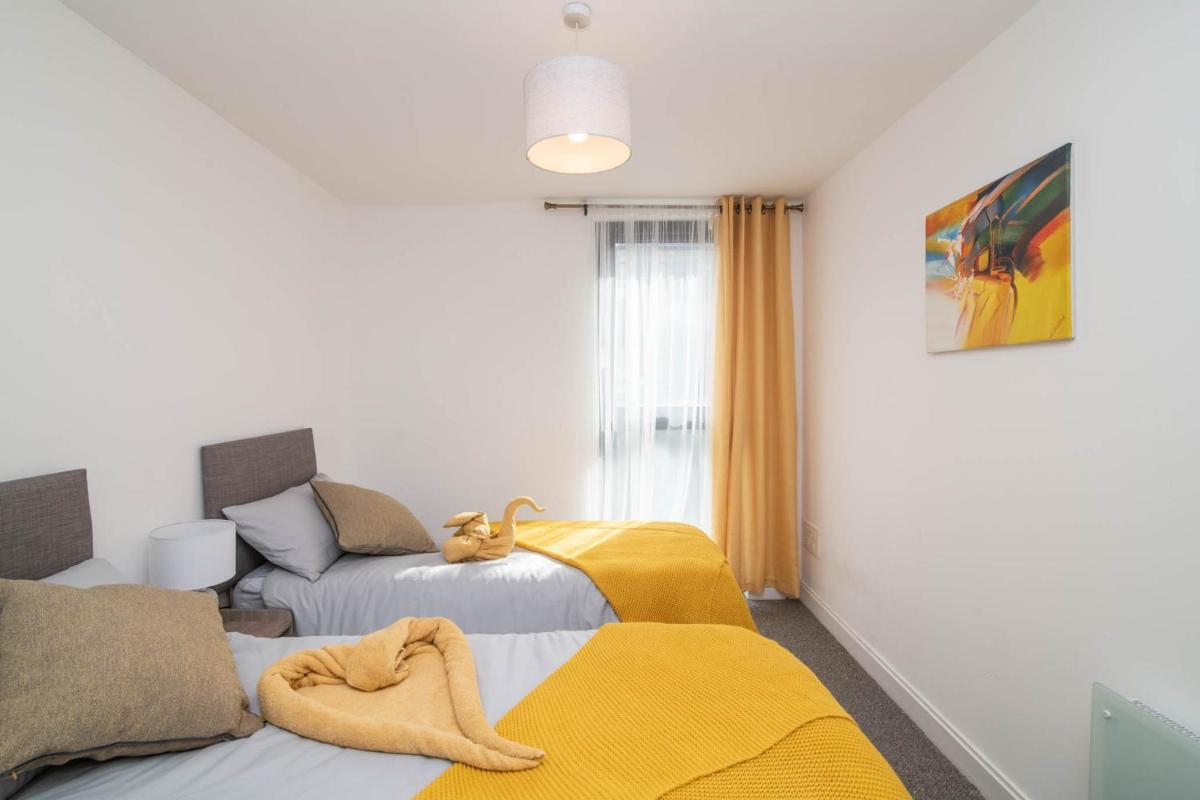 Vibrant 2 Bed 2 Bath Free Parking in Chinatown - Housity