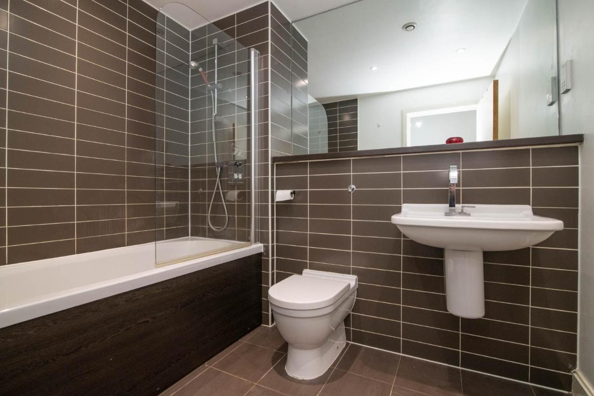 Vibrant 2 Bed 2 Bath Free Parking in Chinatown - Housity