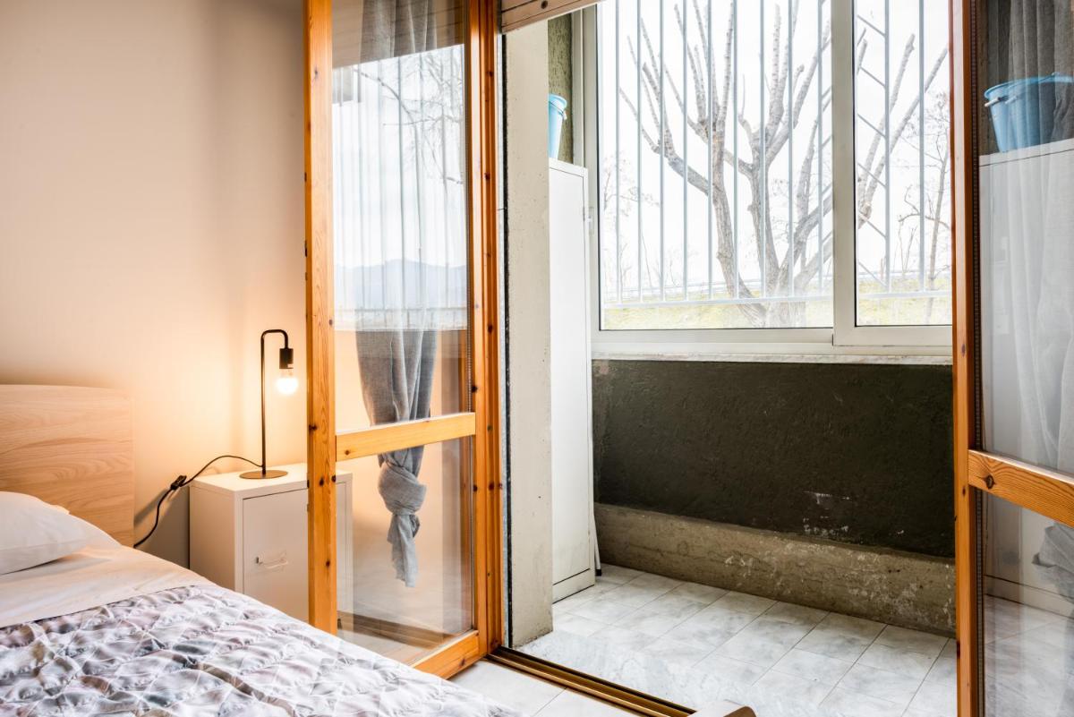 Luni Mare Modern Balcony Flat - Housity