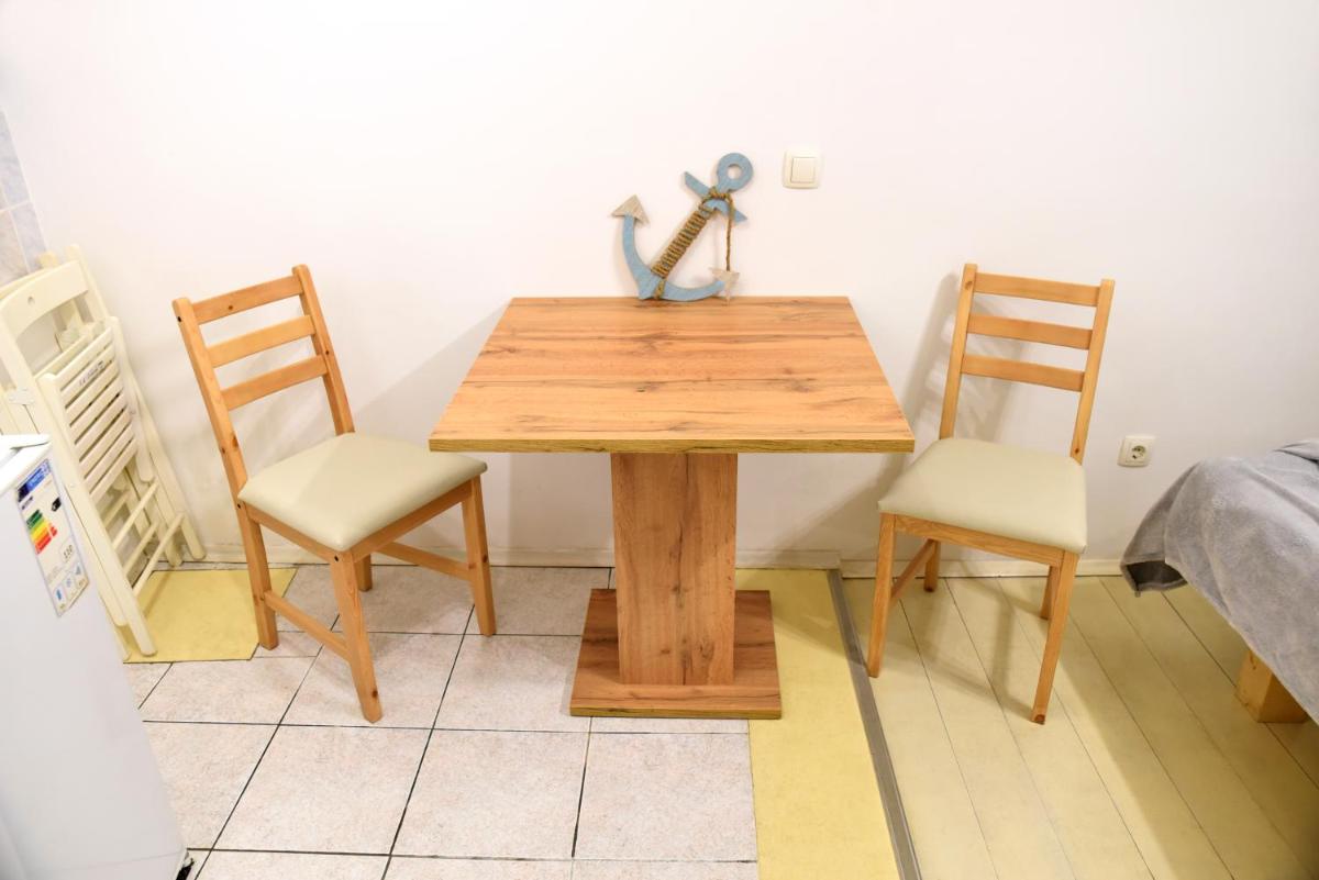 Bernard Coastal Getaway Apartment - Housity
