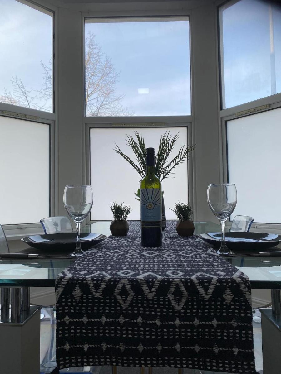 Stunning 1 Bed Spacious Apartment -Central Cardiff - Hizvo