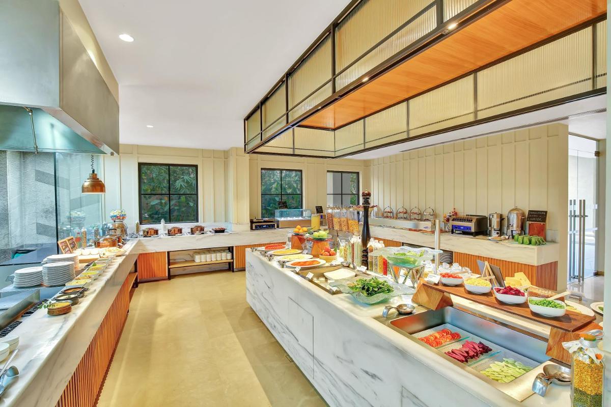 a large kitchen with a lot of food on display at Holiday Inn Goa Candolim in Candolim a large kitchen with a lot of food on display at Holiday Inn Goa Candolim in Candolim