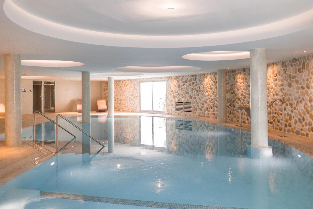 una gran piscina en un hotel con techo en Gran Sagitario, en Ciutadella