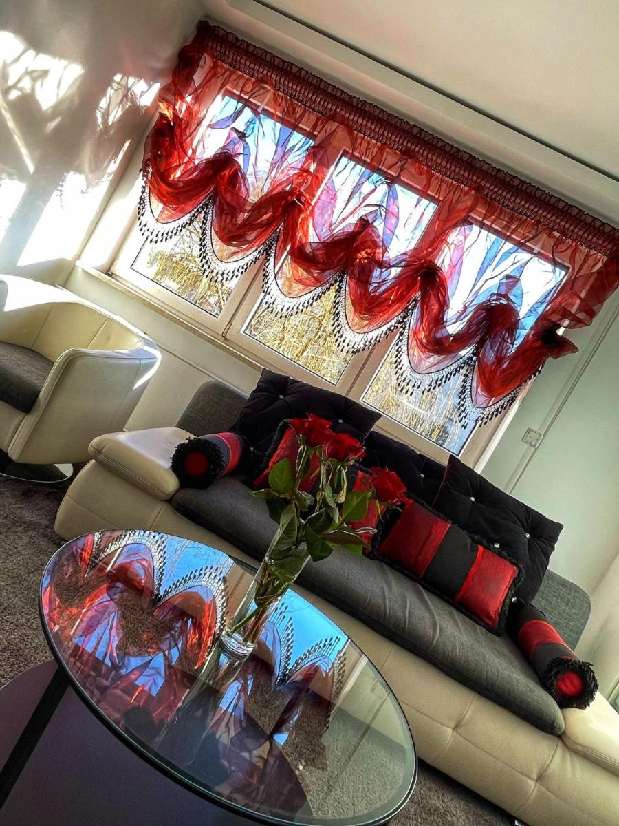 LUXURY RED APARTMENT by Marta - Housity