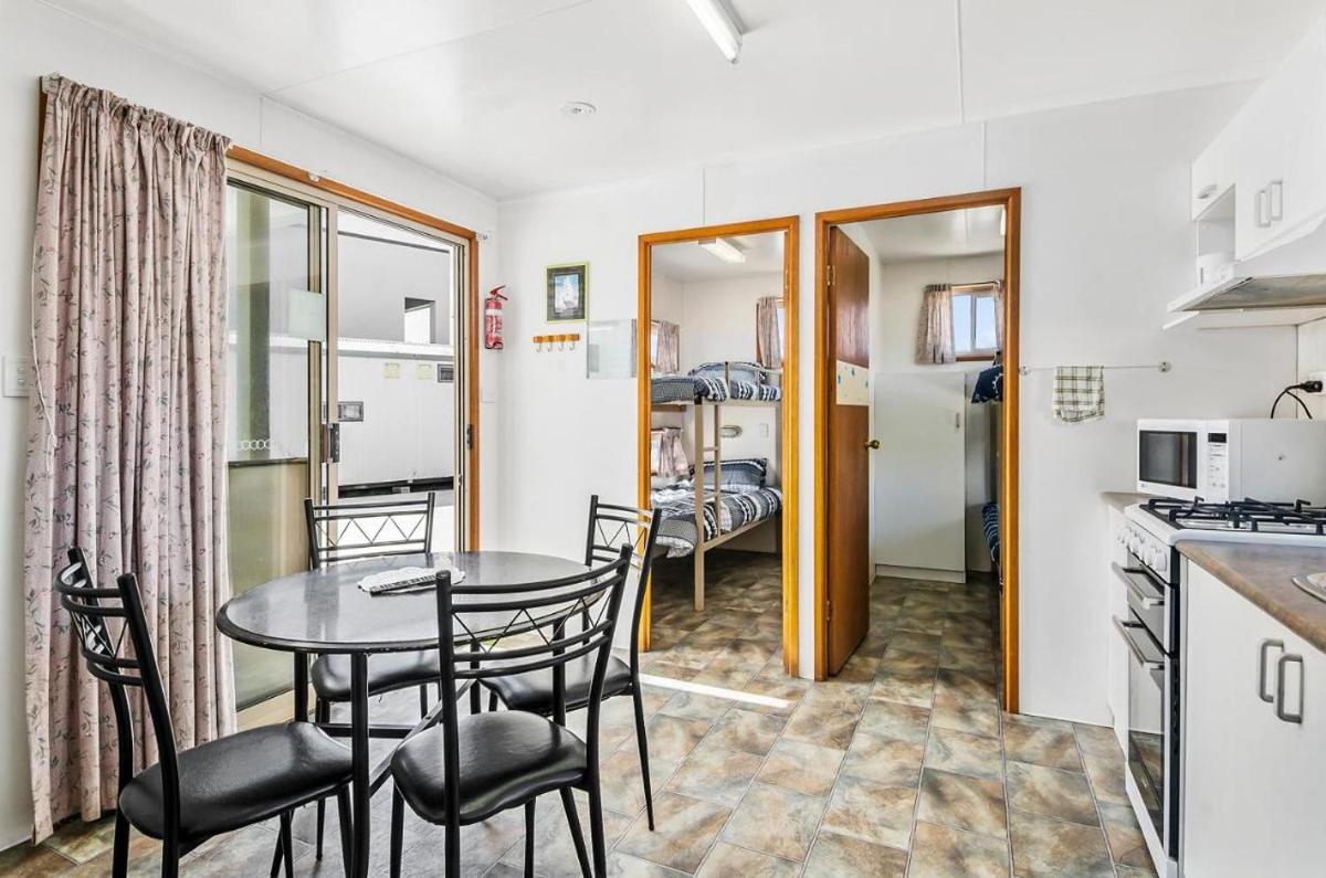 Rock’s Retreat - cabin 1 (seal) - Housity