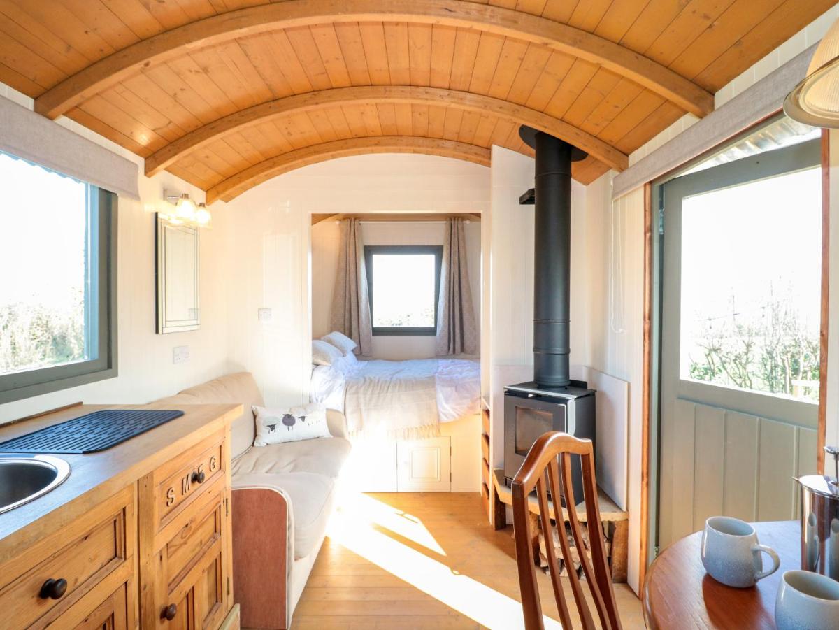 Forton House Shepherds Hut 2 - Housity