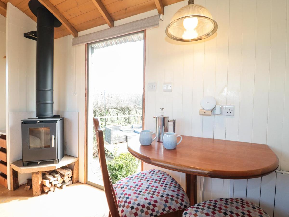 Forton House Shepherds Hut 2 - Housity