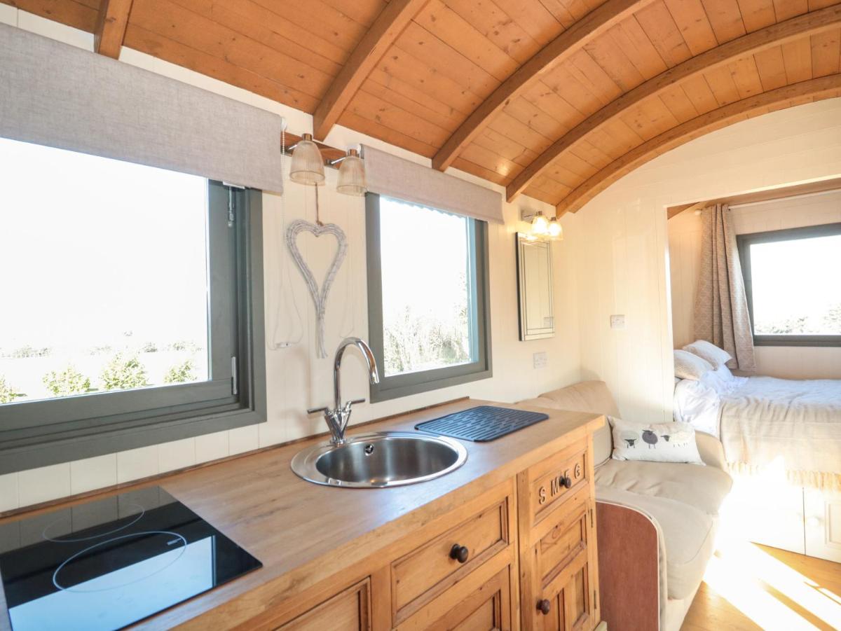 Forton House Shepherds Hut 2 - Housity