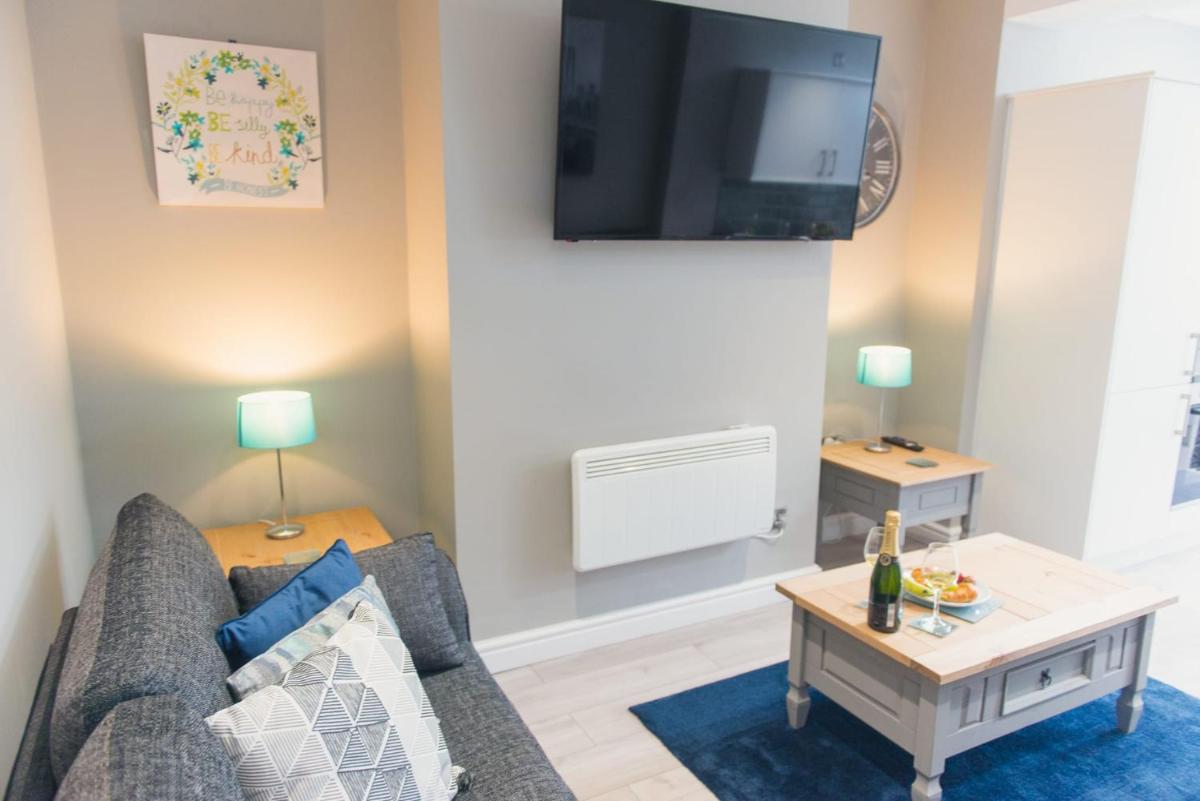 Charming 6 Bedroom House ALL with en-suite - Large Garden - Housity