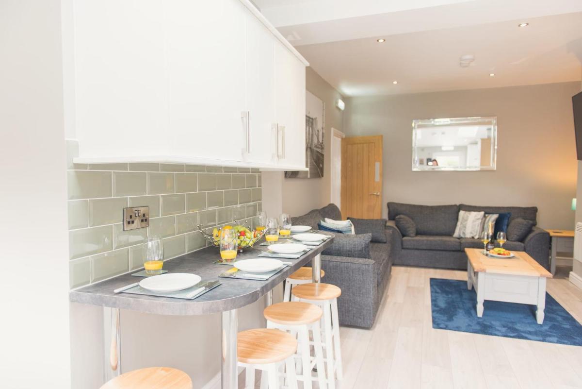 Charming 6 Bedroom House ALL with en-suite - Large Garden - Housity
