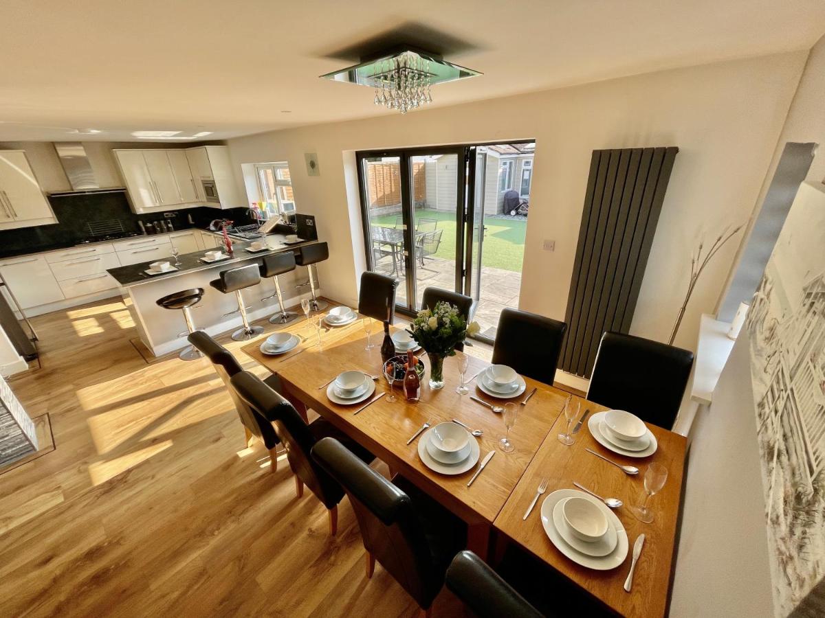 Luxury Pamper Home Hot Tub & Sauna Ladies Retreat - Housity
