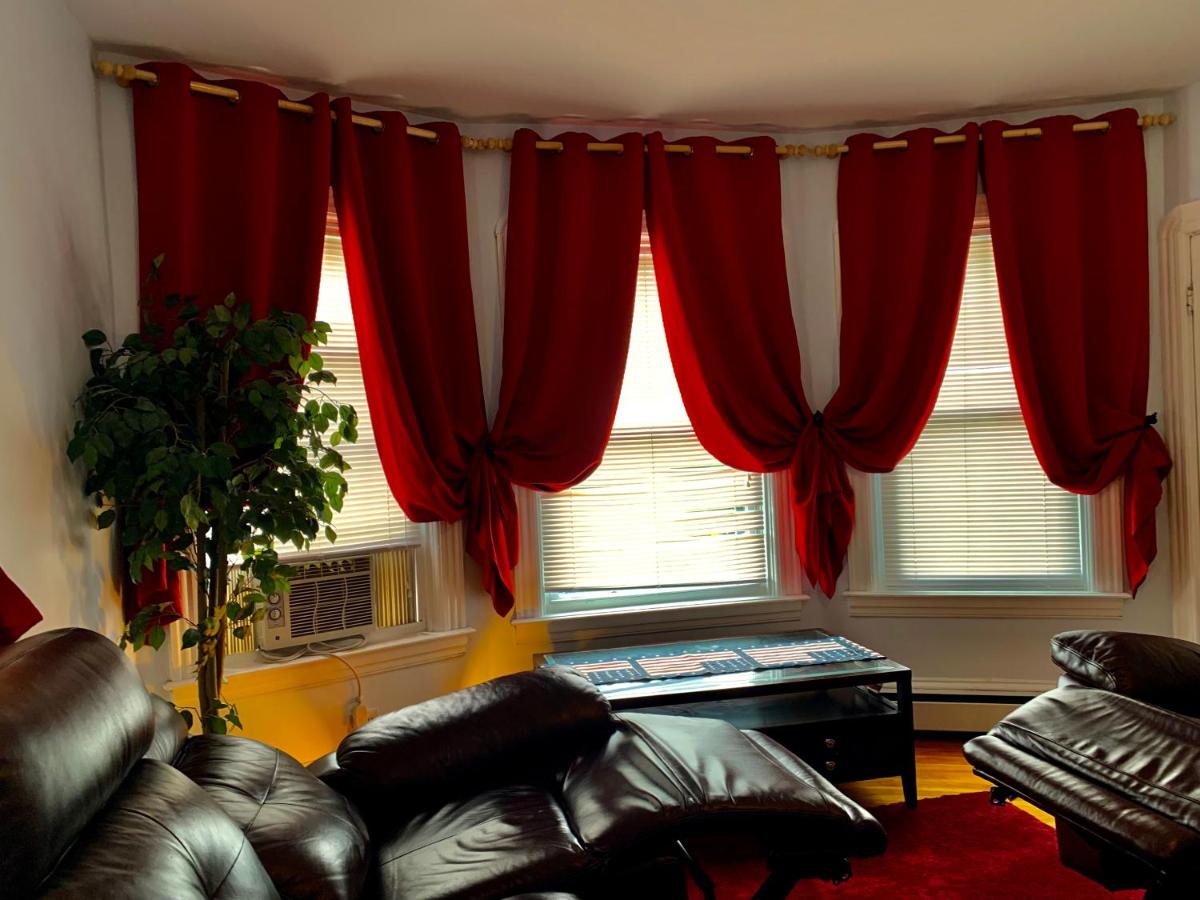 Cozy well- appointed apartment on Mas & Ri line - Housity
