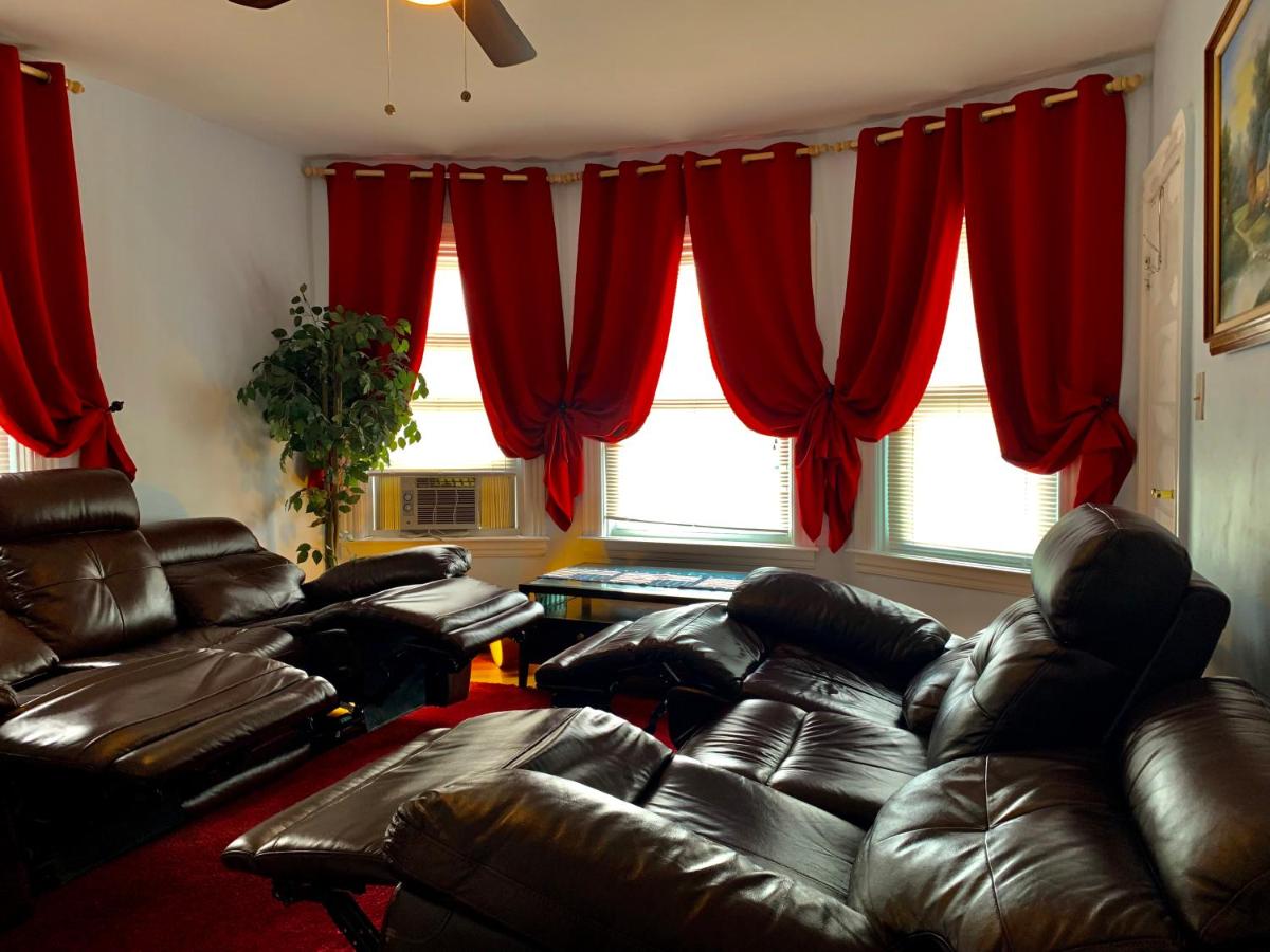 Cozy well- appointed apartment on Mas & Ri line - Housity