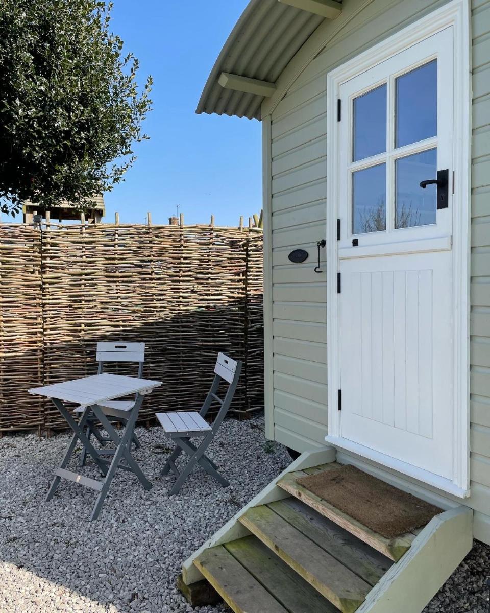 The Hut by the River - Housity