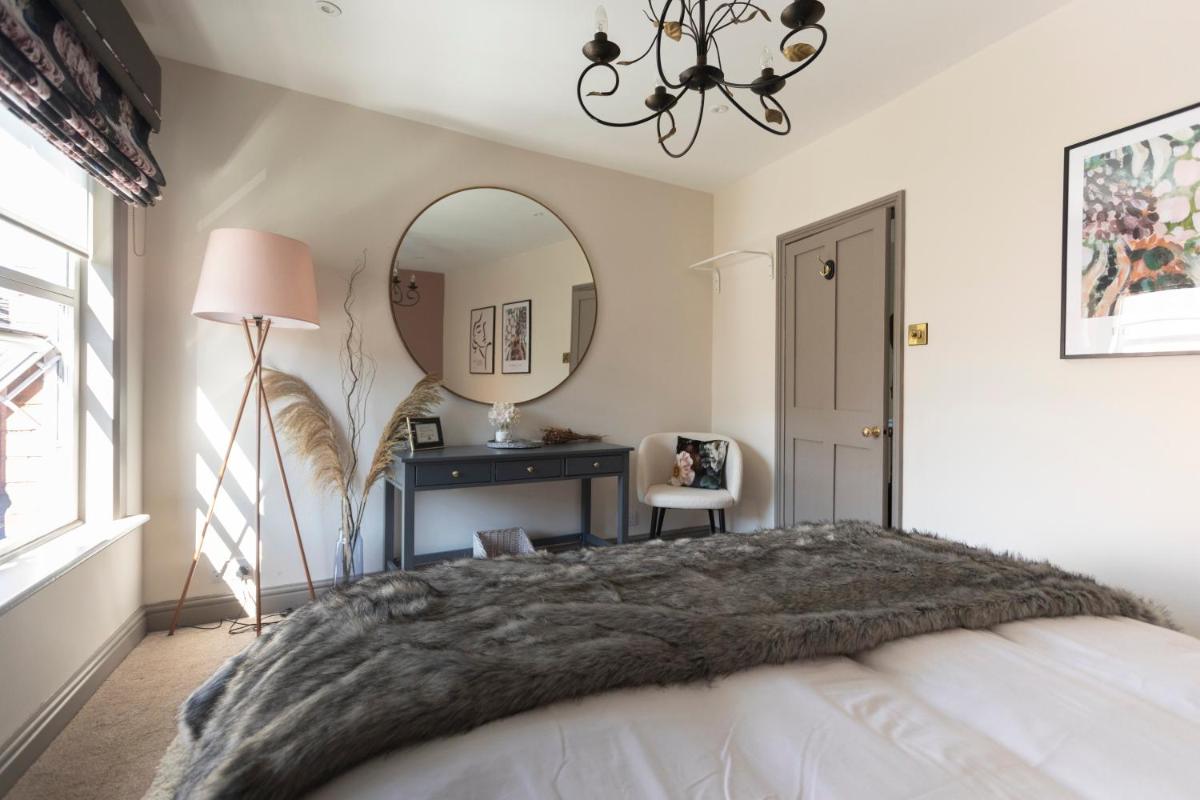 Stunning Warwick Victorian townhouse - beautifully renovated, free parking - 5 Min walk to Warwick Castle & Historic Town Centre - Perfect UK break and base for exploring Cotswolds - Housity
