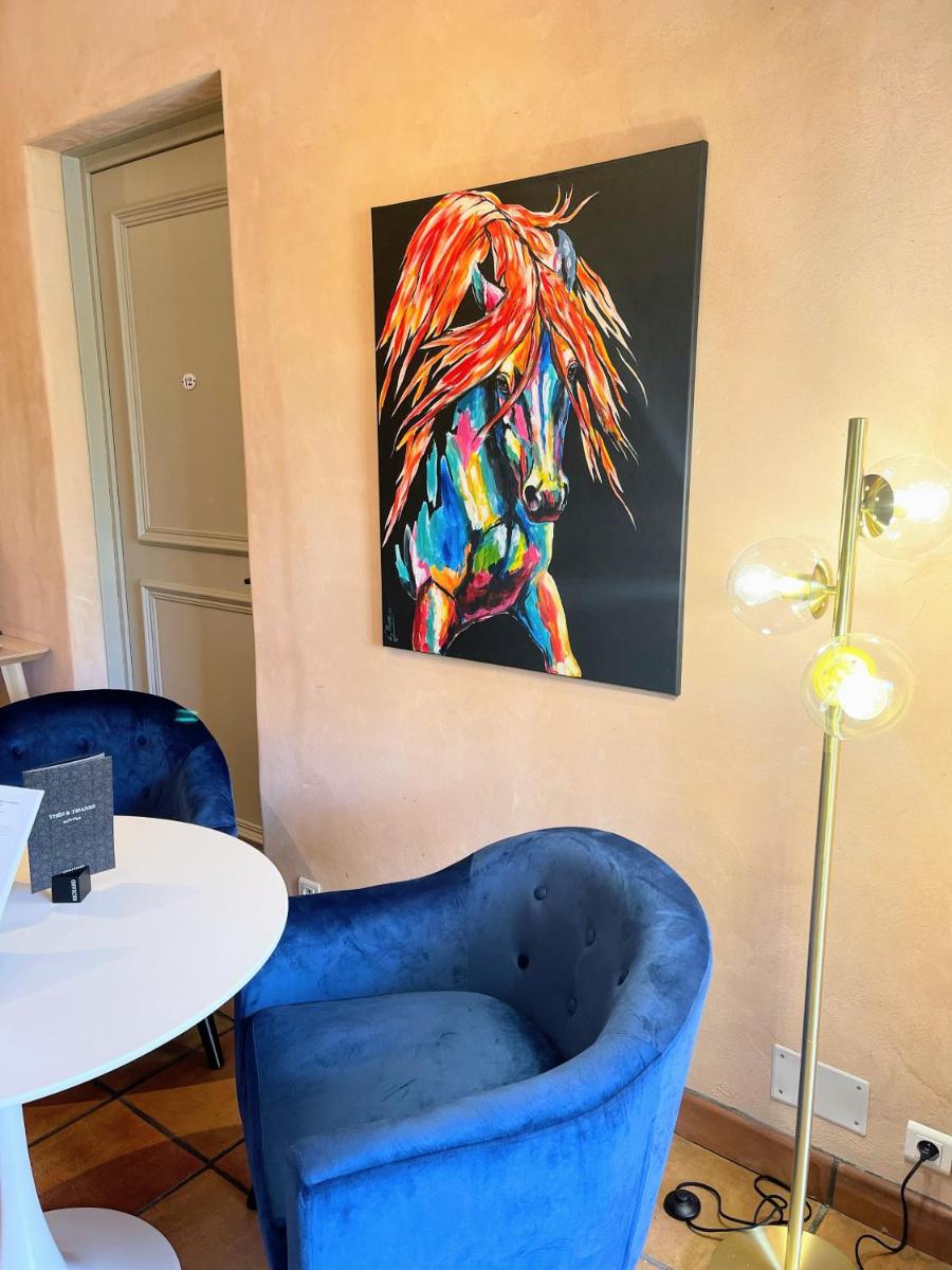 Coin salon dans l'établissement Hôtel Le Mas des Grès & Restaurant Sous les Platanes