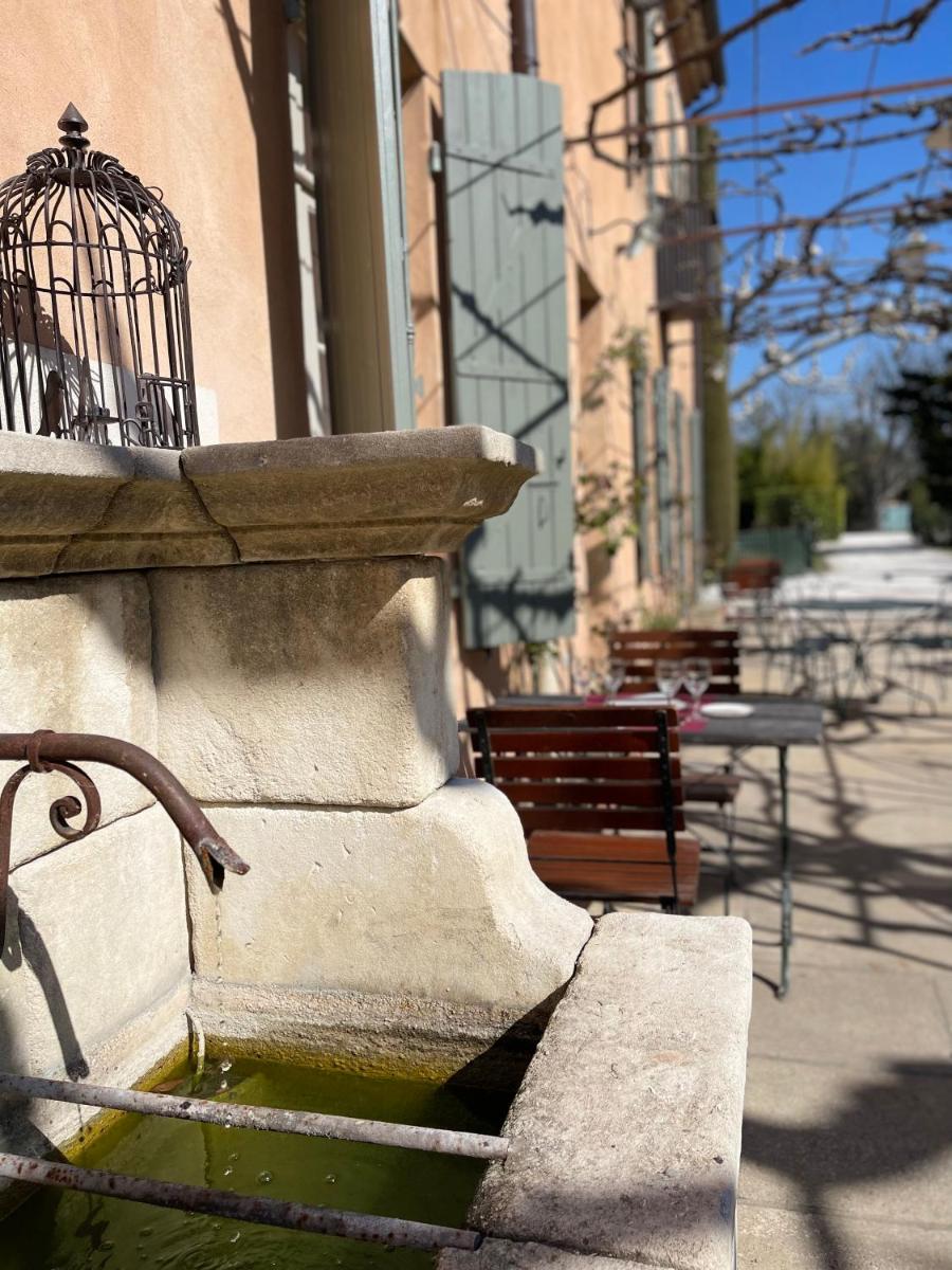 Photo de la galerie de l'établissement Hôtel Le Mas des Grès & Restaurant Sous les Platanes, à Lagnes