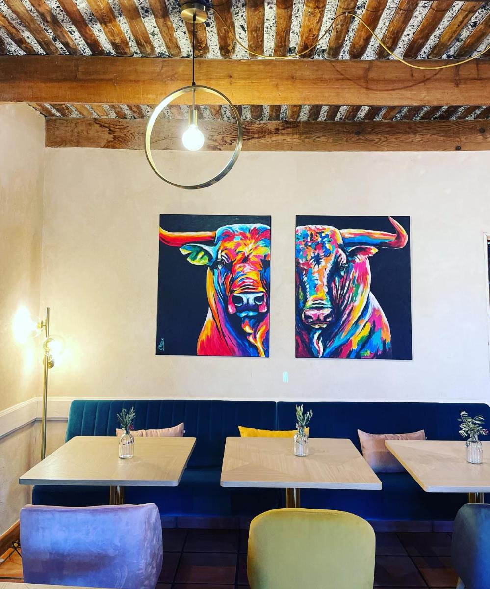 Restaurant ou autre lieu de restauration dans l'établissement Hôtel Le Mas des Grès & Restaurant Sous les Platanes