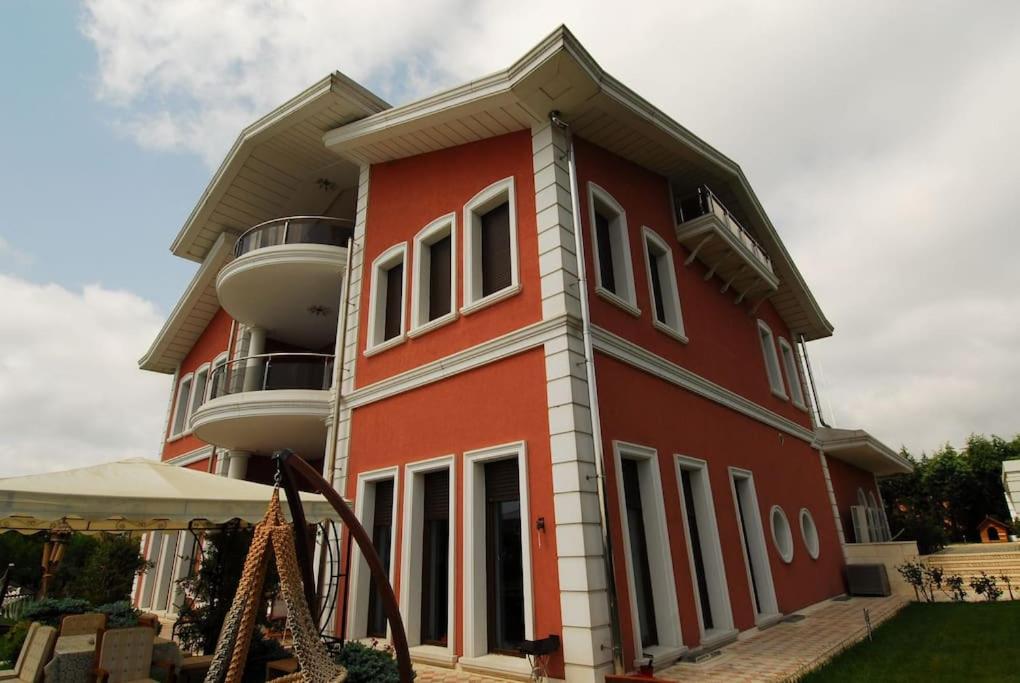 Silivri Gazitepe'de 3 katlı, havuzlu lüks villa - Housity