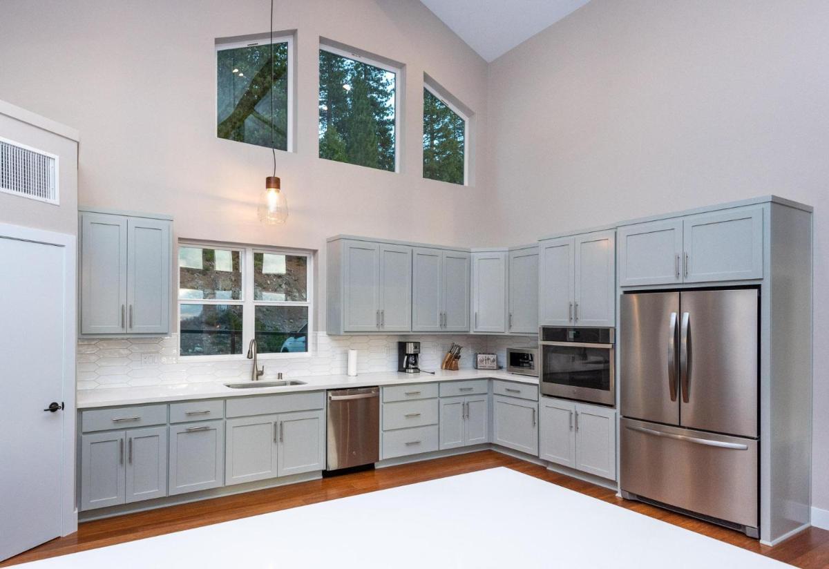 Aerial Ascent Yosemite - Housity