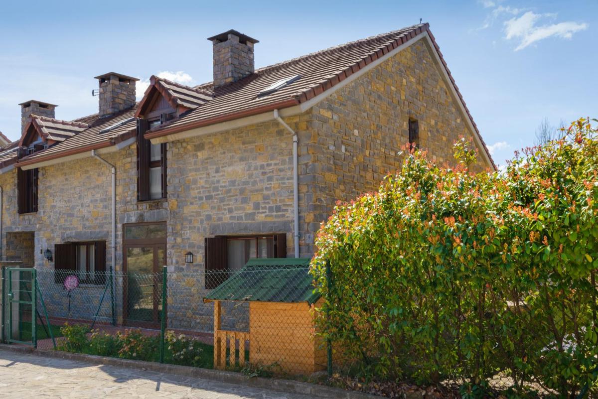 CASA CON JARDIN EN HECHO - Housity