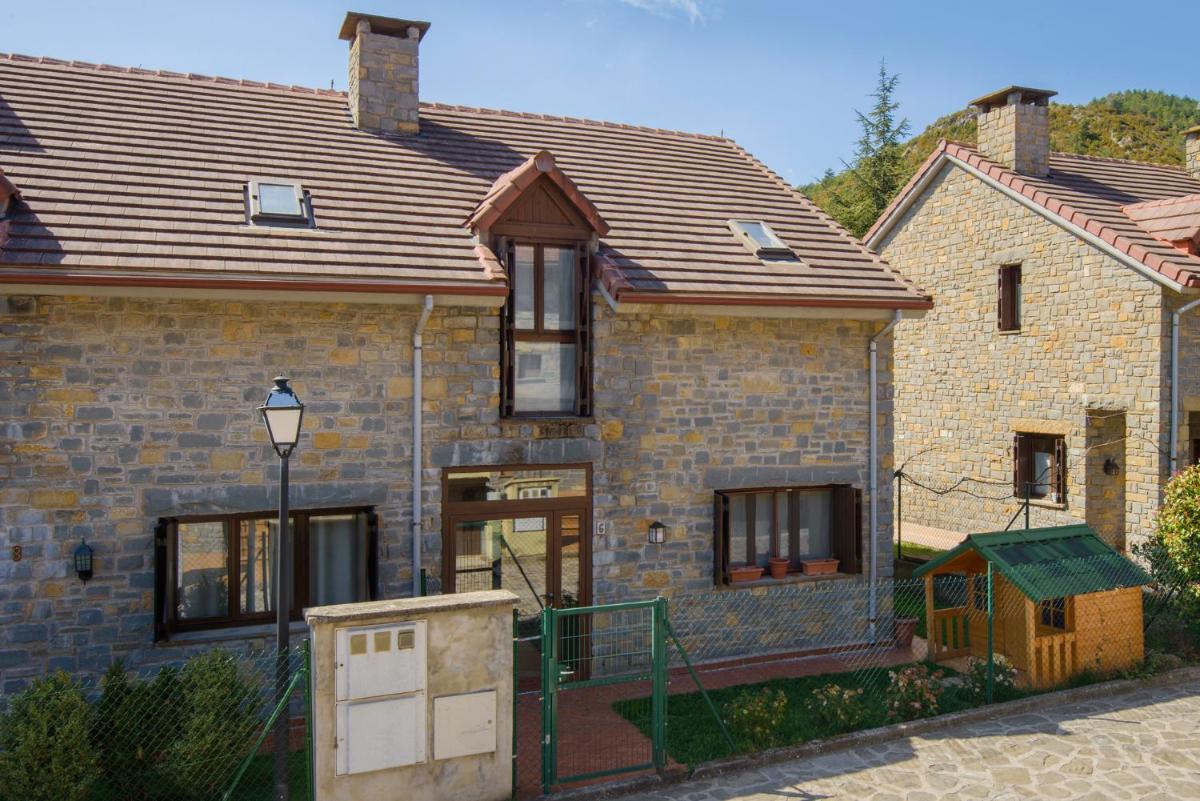 CASA CON JARDIN EN HECHO - Housity