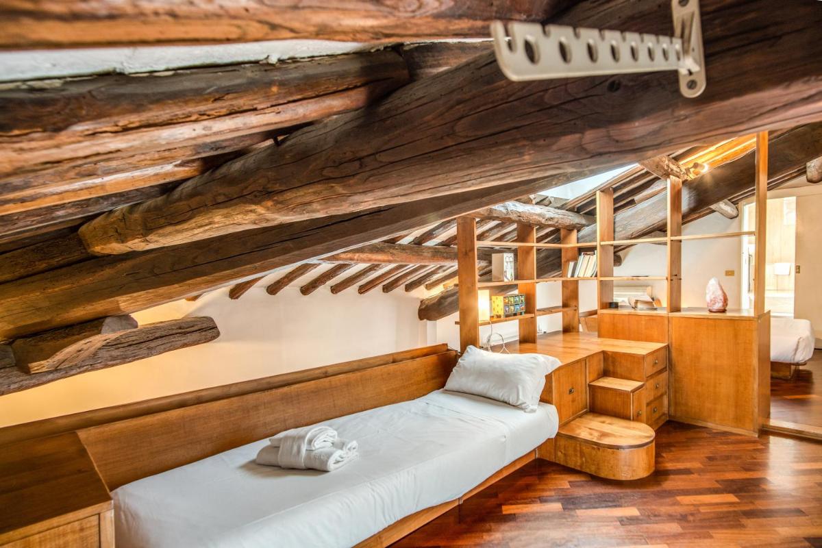 Lovely Attic with Private Terrace by Piazza Navona - Housity