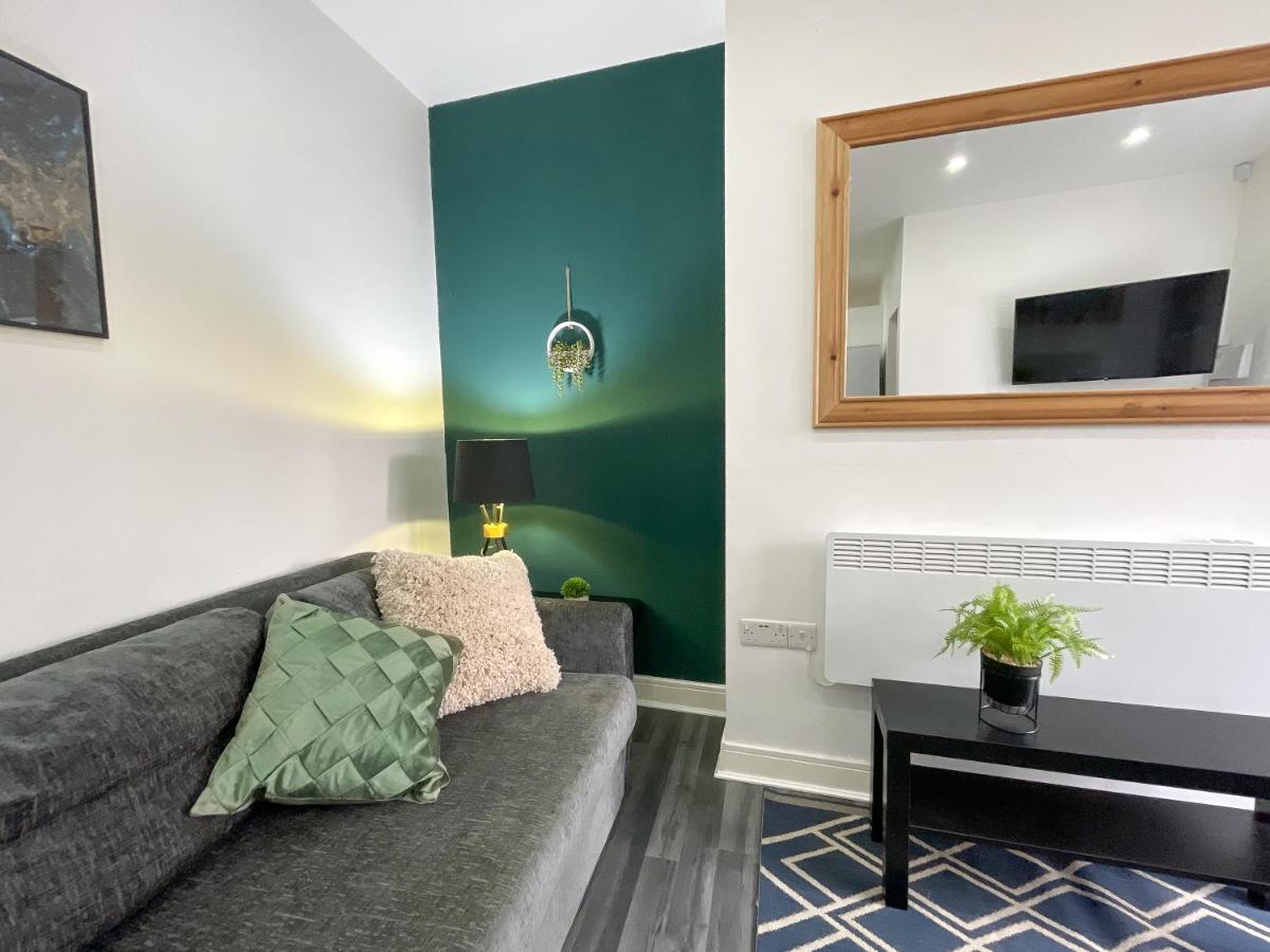 Spacious 2Bed  with FREE PARKING! 15min to city & Christie NHS - Housity