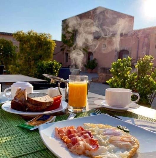 Comida en o cerca de este hotel